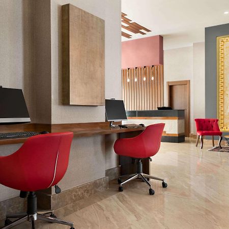 Ramada By Wyndham Van Extérieur photo