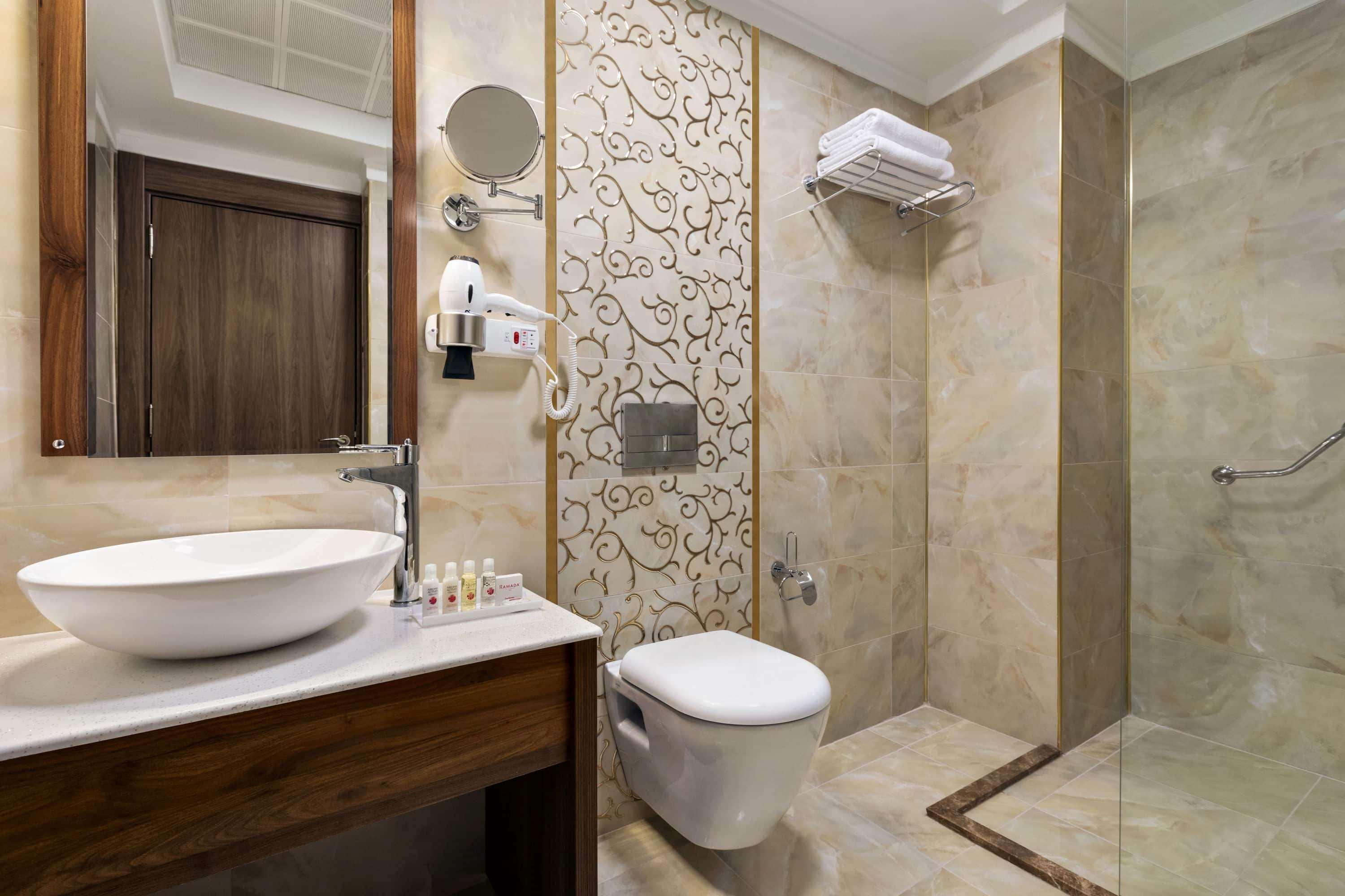 Ramada By Wyndham Van Extérieur photo