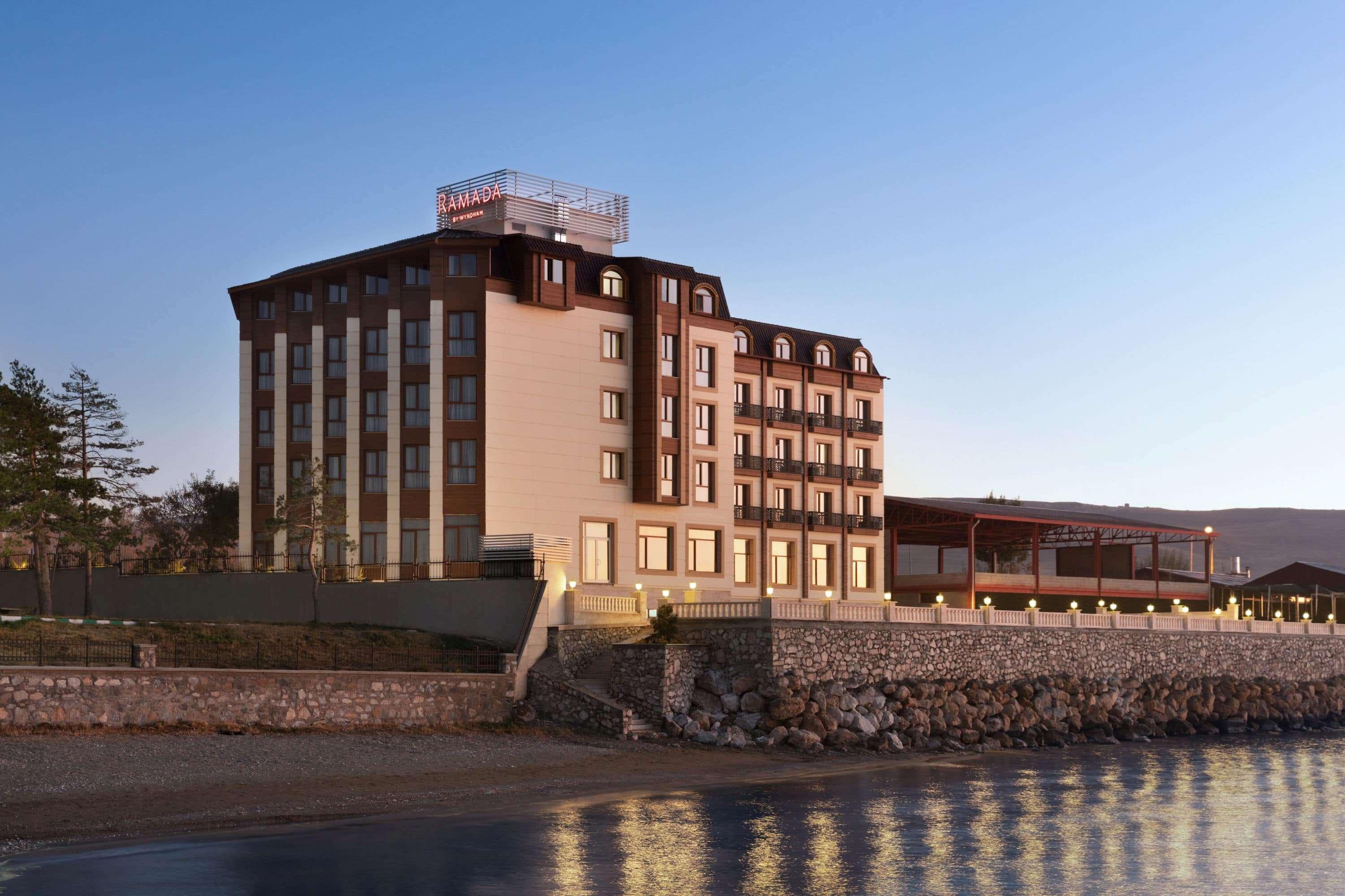 Ramada By Wyndham Van Extérieur photo