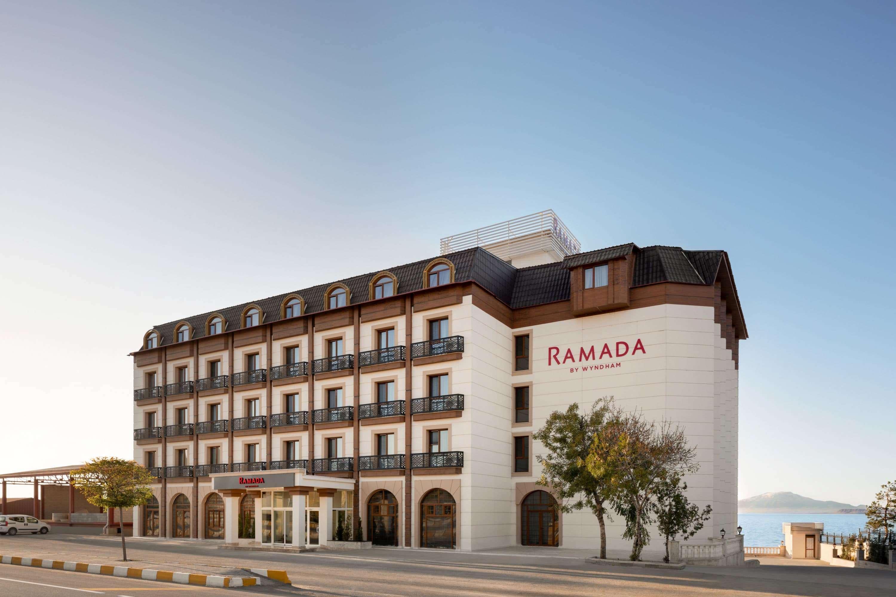 Ramada By Wyndham Van Extérieur photo