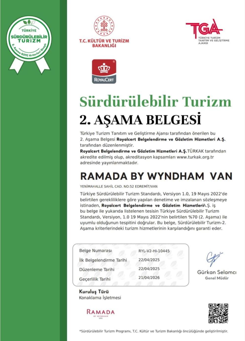 Ramada By Wyndham Van Extérieur photo