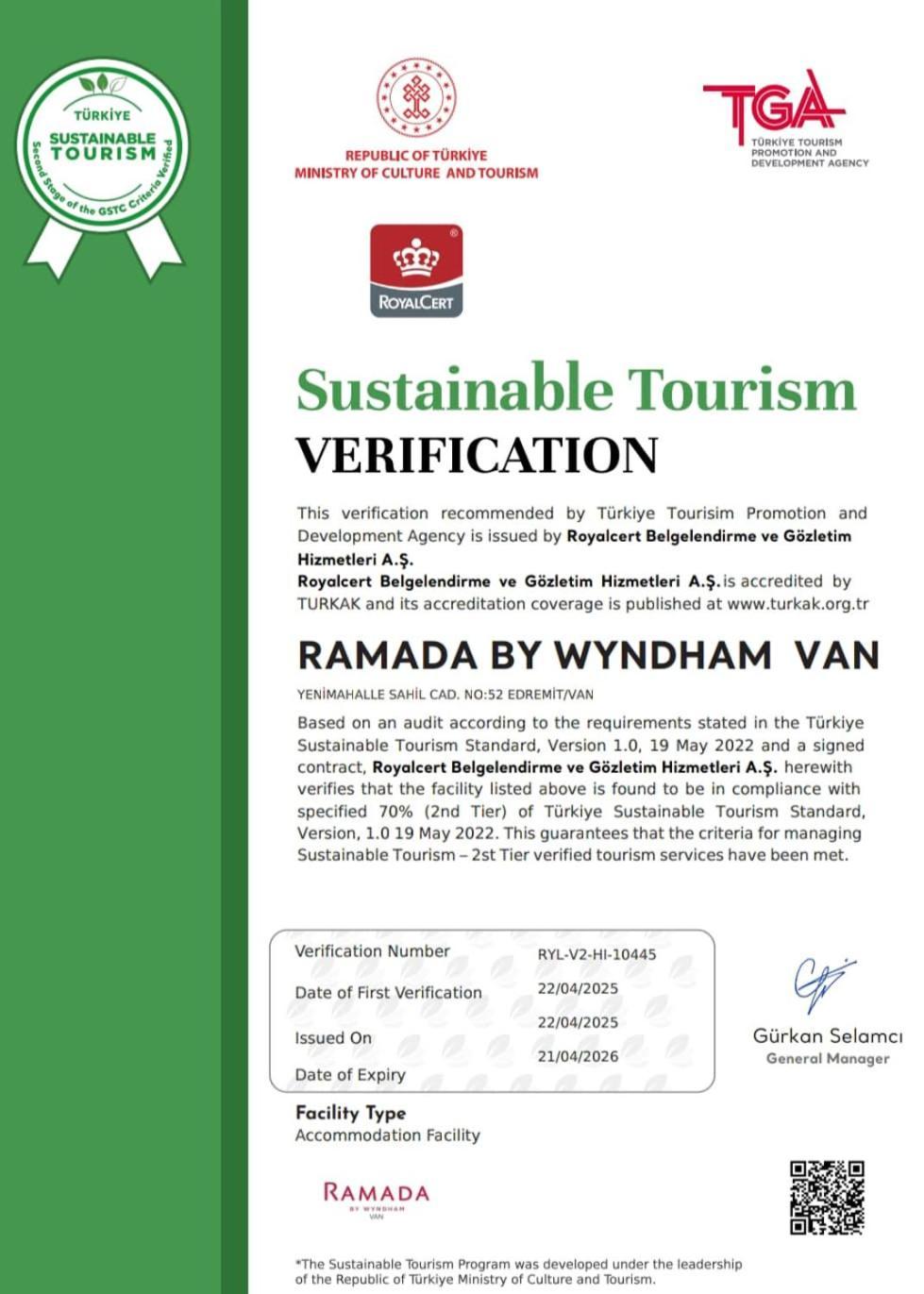 Ramada By Wyndham Van Extérieur photo