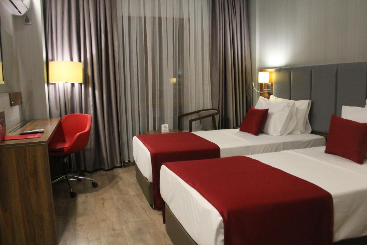 Ramada By Wyndham Van Extérieur photo