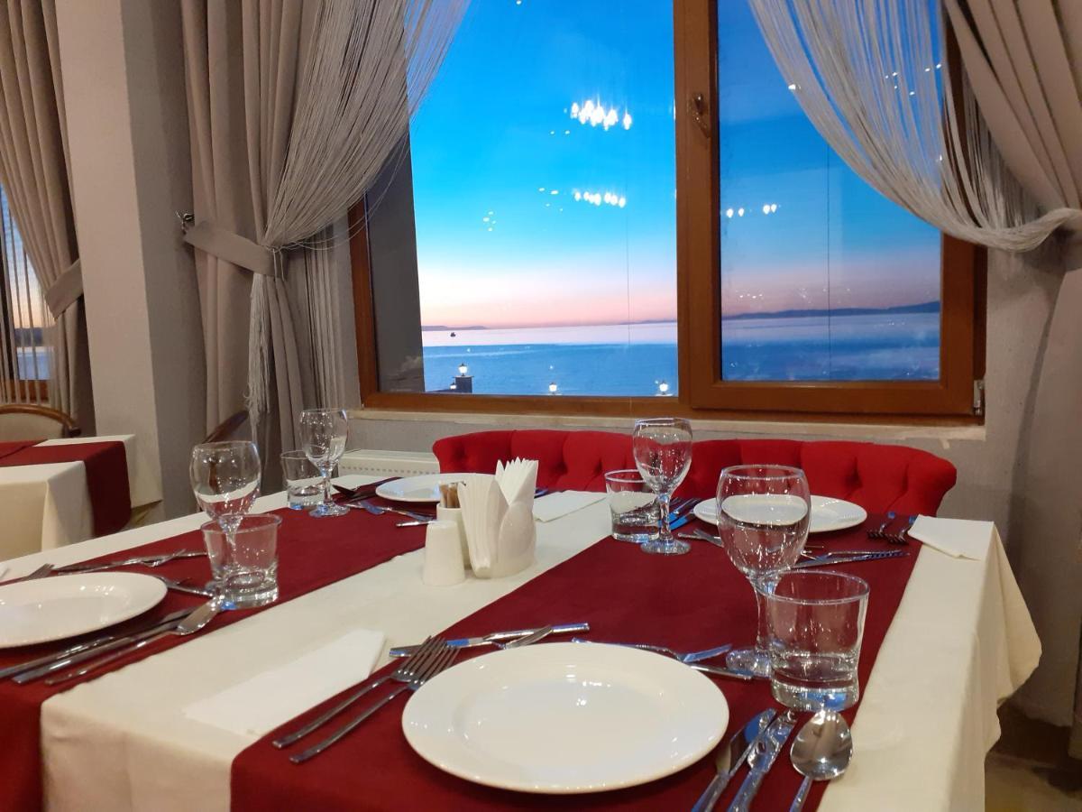 Ramada By Wyndham Van Extérieur photo