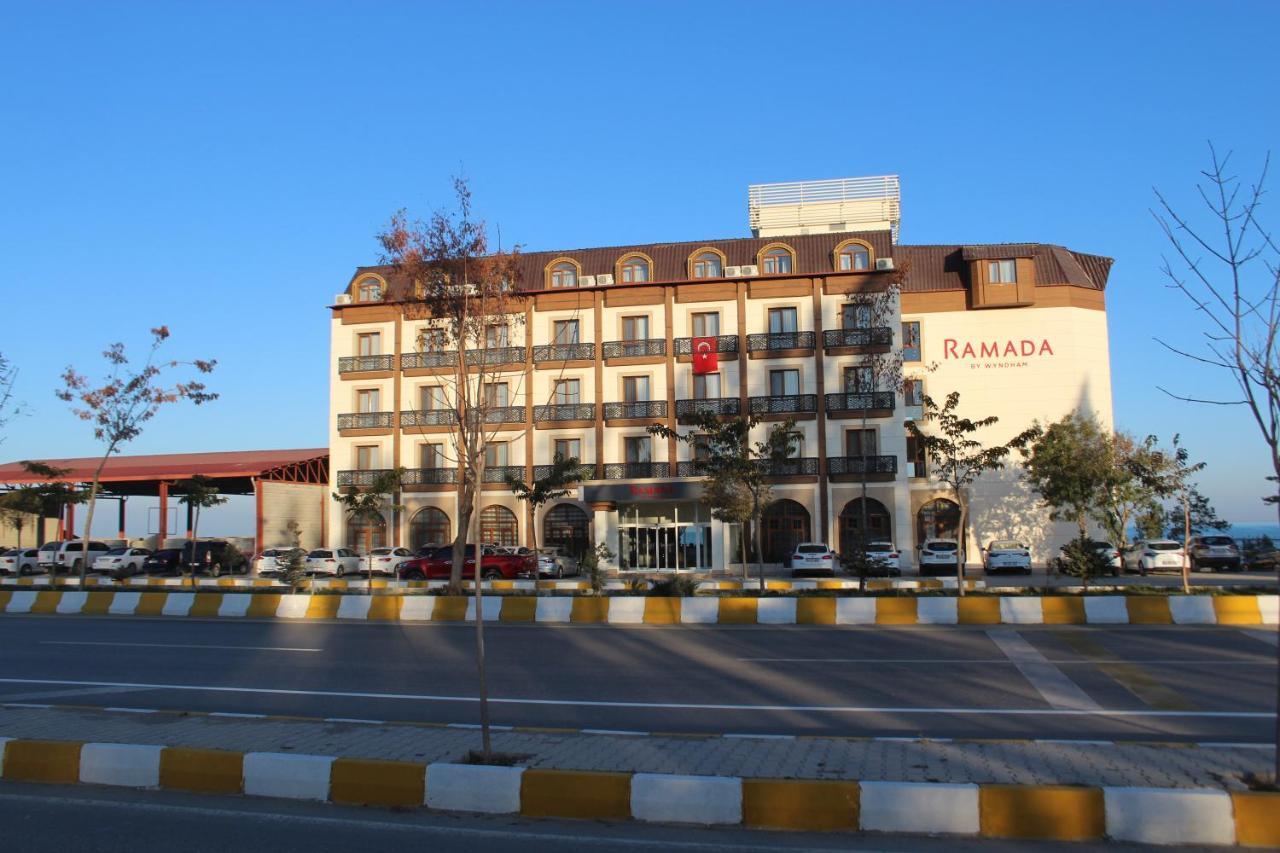 Ramada By Wyndham Van Extérieur photo