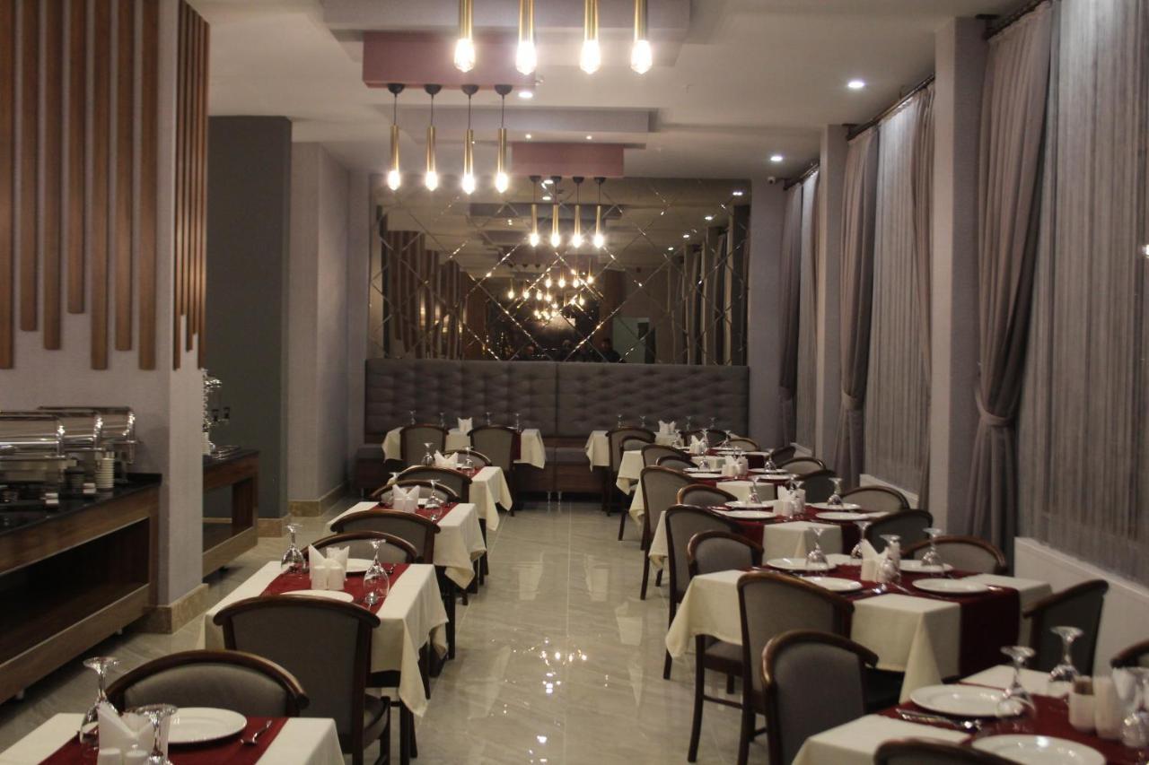 Ramada By Wyndham Van Extérieur photo