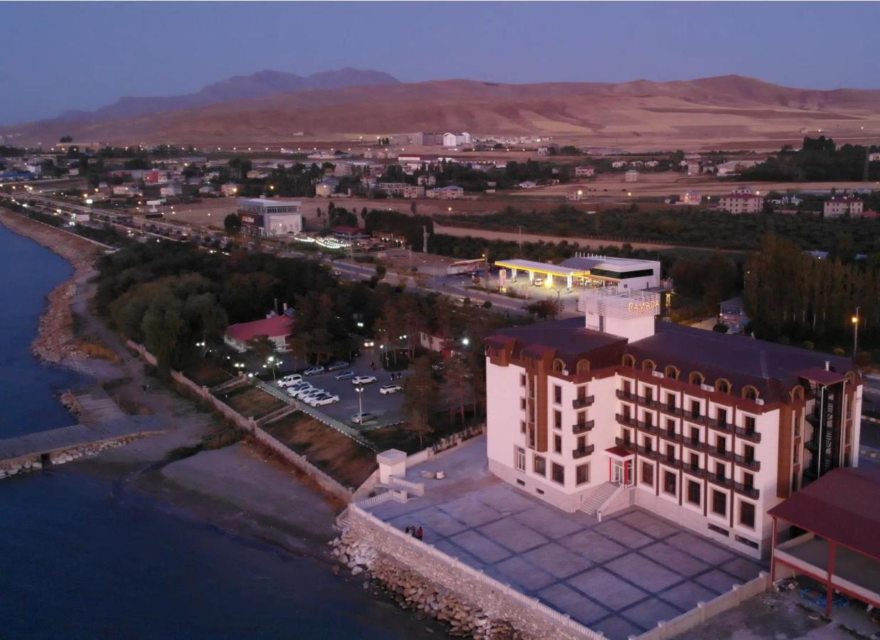 Ramada By Wyndham Van Extérieur photo